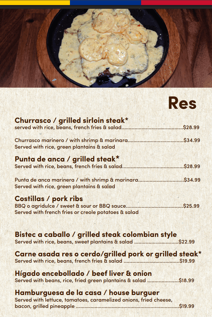 Menú de carnes con cortes de res asada y guarniciones, presentados con acompañamientos tradicionales.