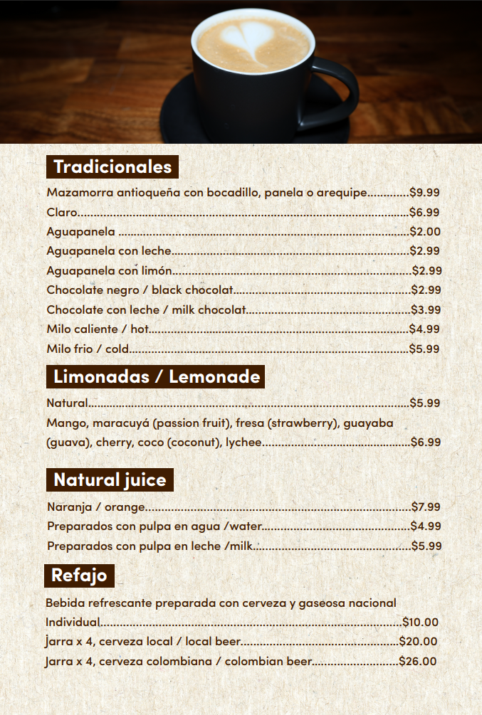 Selección de bebidas variadas incluyendo jugos naturales, refrescos y bebidas tradicionales servidas con estilo.